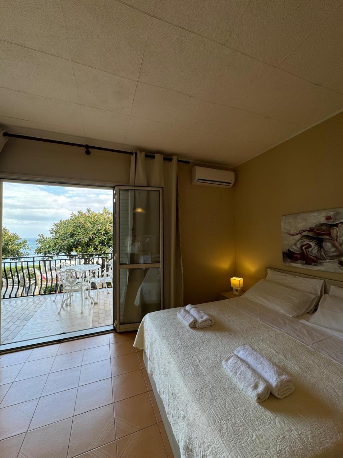 Case Vacanze Di Isabella Stoia Giardini-Naxos Extérieur photo