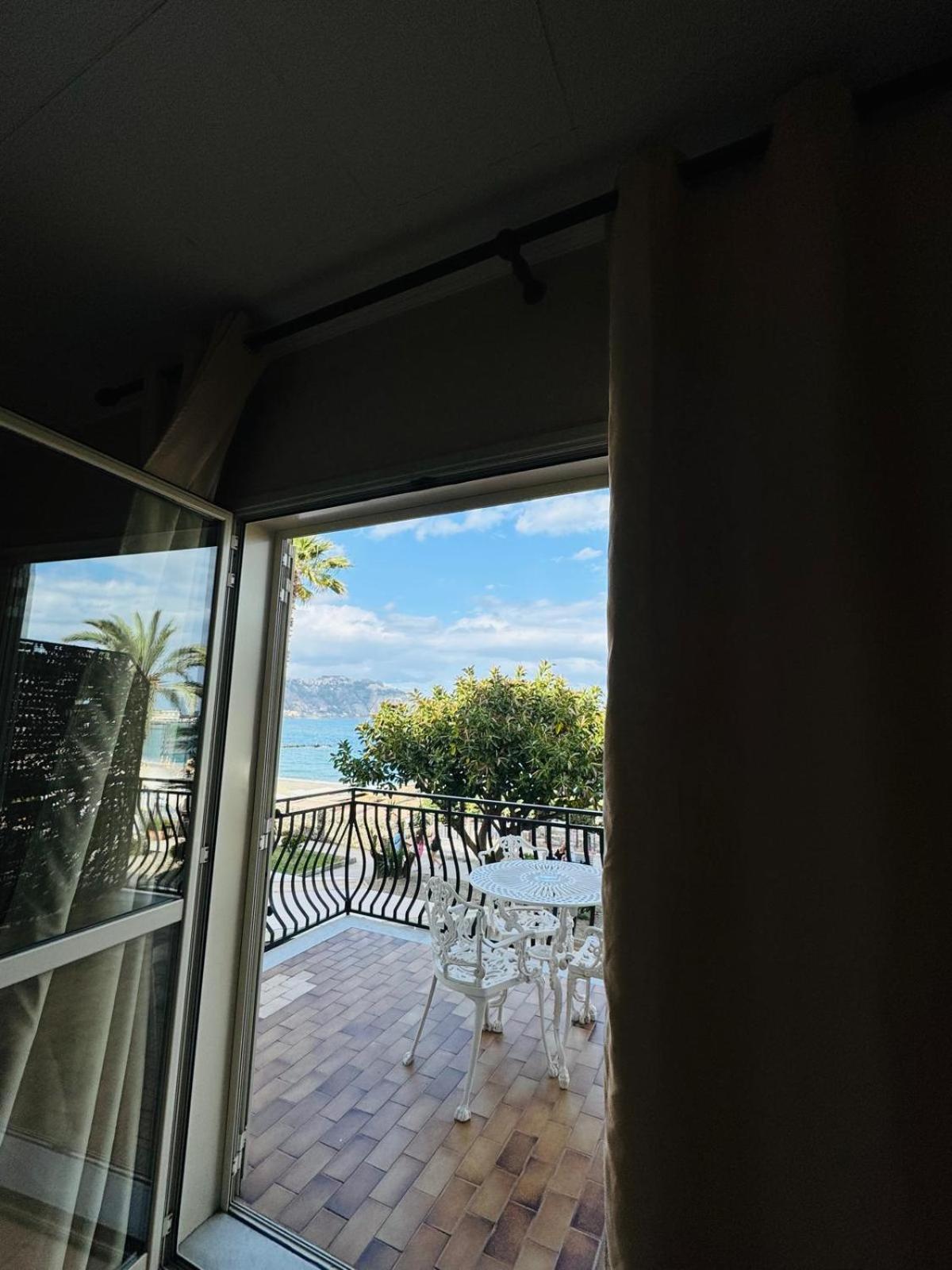 Case Vacanze Di Isabella Stoia Giardini-Naxos Extérieur photo