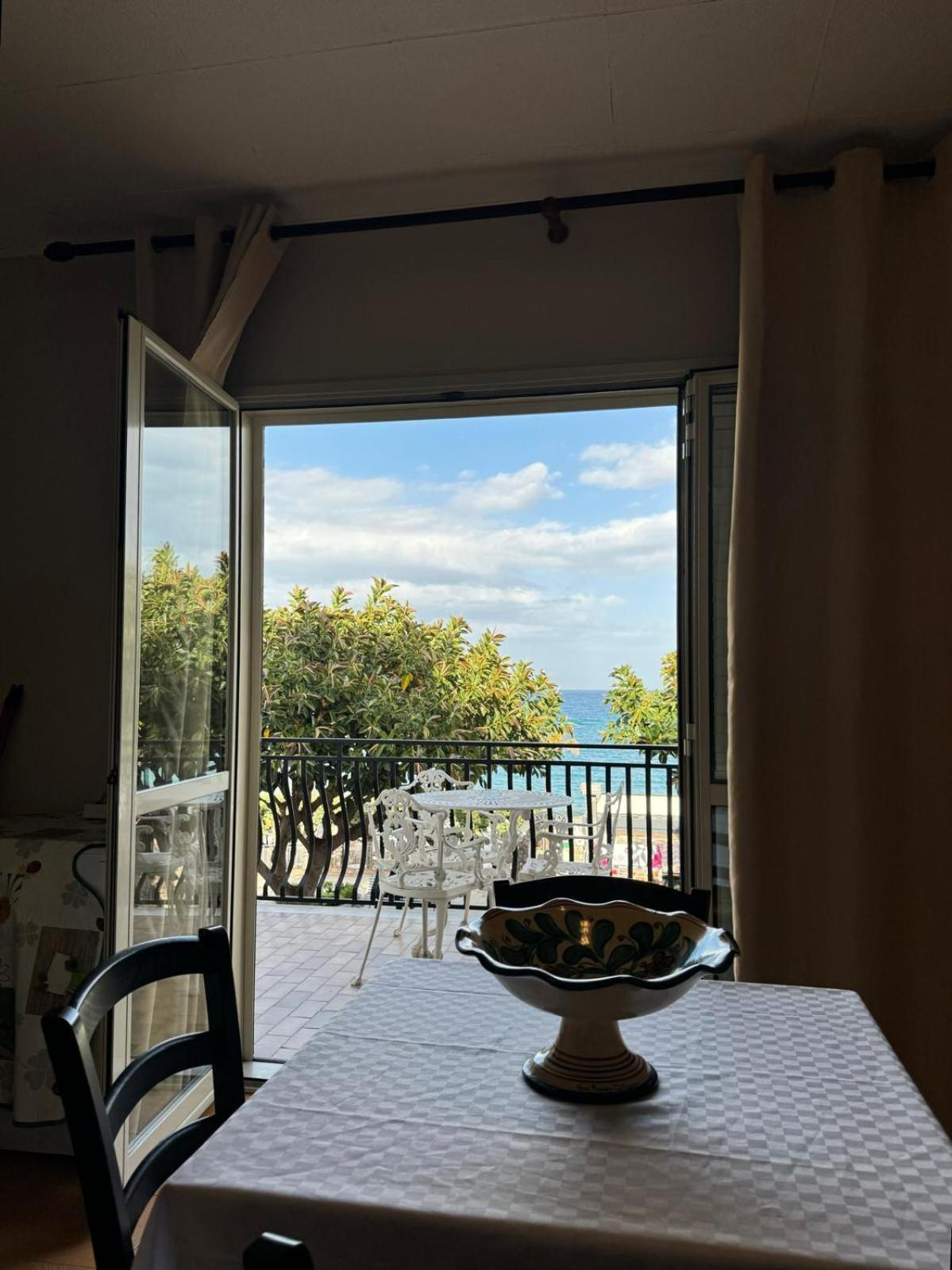 Case Vacanze Di Isabella Stoia Giardini-Naxos Extérieur photo