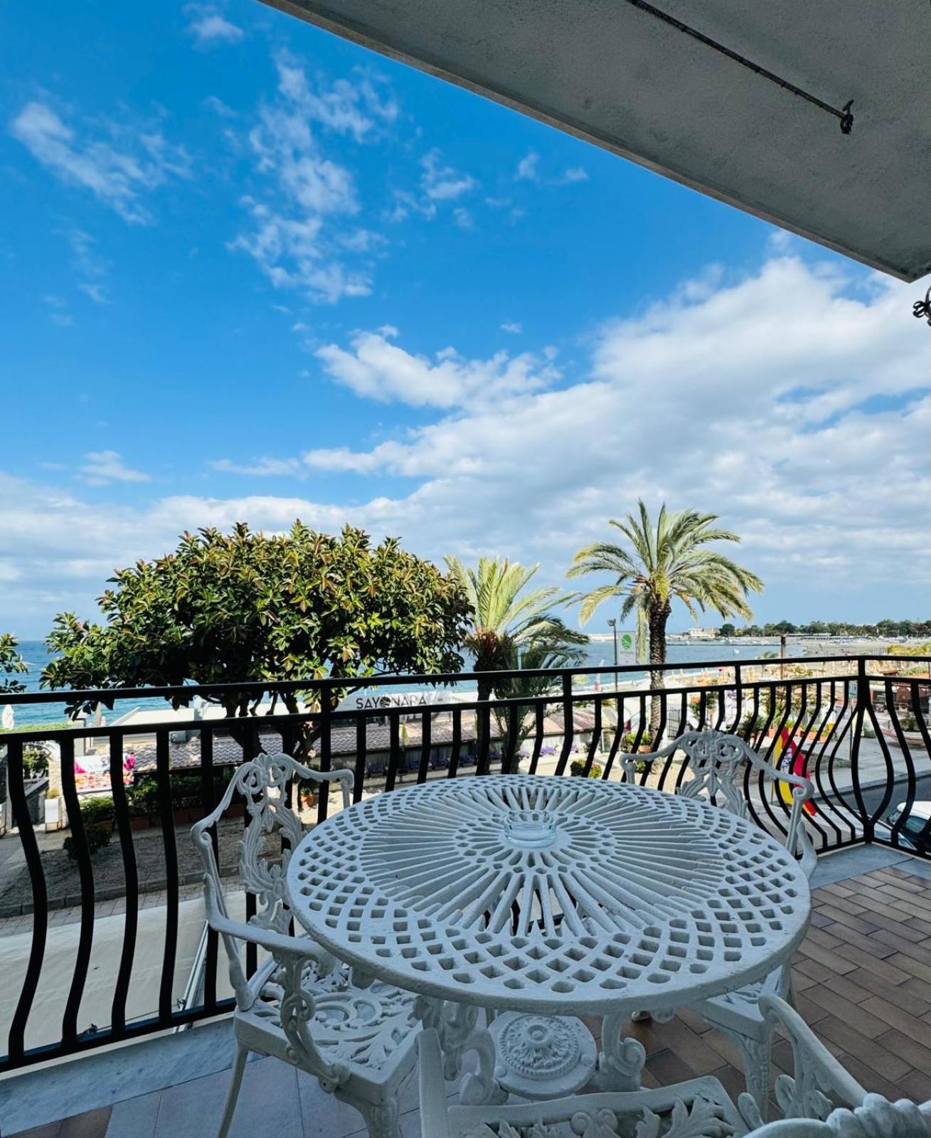 Case Vacanze Di Isabella Stoia Giardini-Naxos Extérieur photo